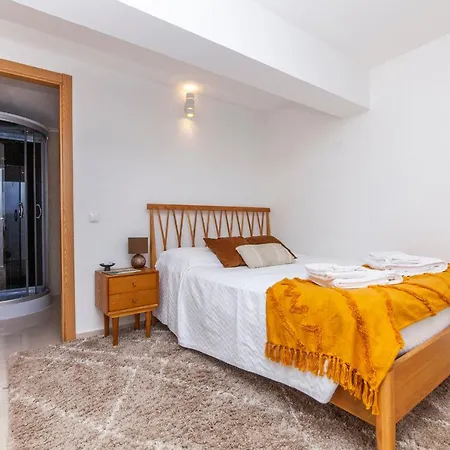 A19 -tangerine In Apartment Lagos