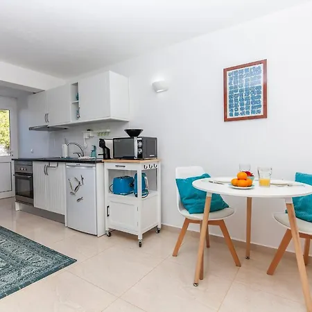 Apartment A19 -tangerine In