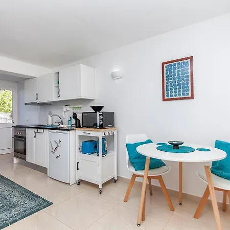A19 -tangerine In Apartment Lagos